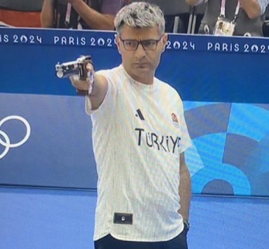 La confianza del tirador turco sin protección 