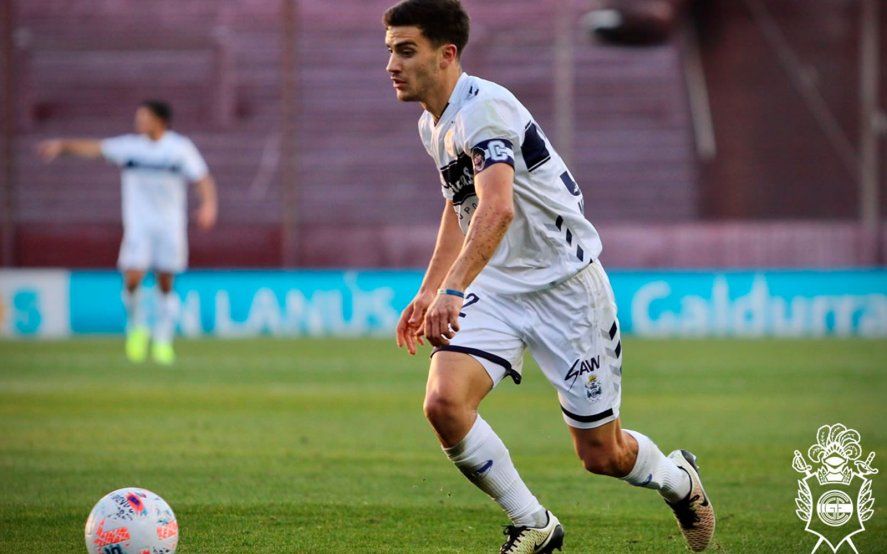 Melluso en acción con la camiseta de Gimnasia.