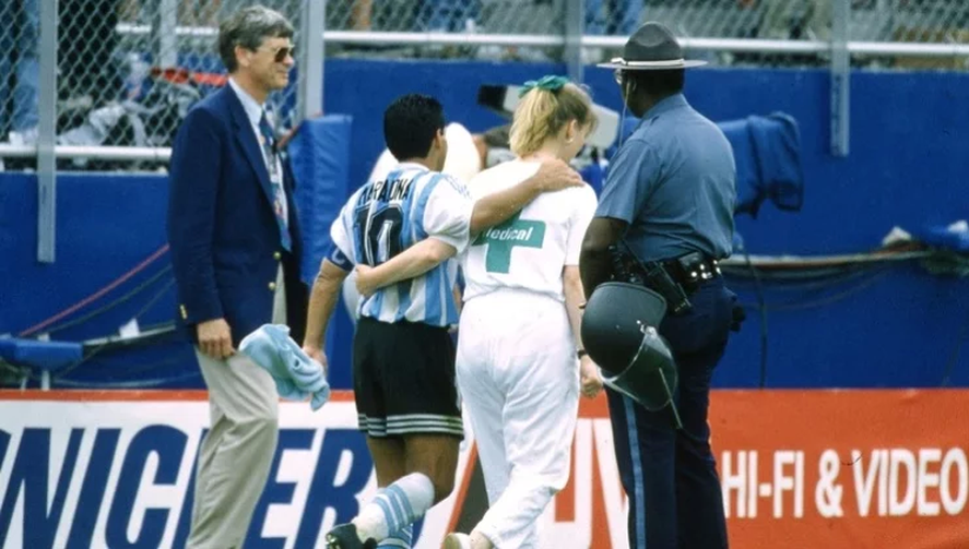 Diego Maradona es retirado por Su Carpenter: tiempo después se supo que se trataba de una empleada circunstancial con una remera de enfermera.