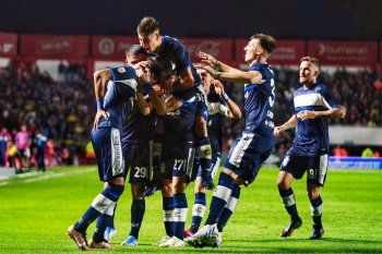 Alan Lescano festeja con sus compañeros, uno de los golazos que hizo en Gimnasia ante Argentinos Juniors (Foto: Prensa GELP)