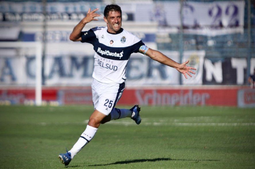 Lucas Licht festeja uno de sus últimos goles en Gimnasia.