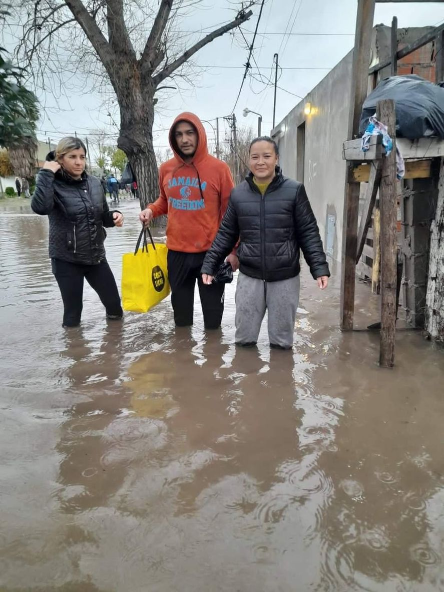Lisa asistiendo a familias del barrio de San Ana, partido de La Plata, durante una inundación. 