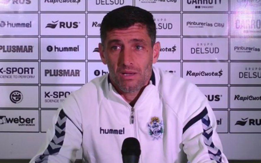 Licht habló sobre el mercado de Gimnasia ante la prensa.