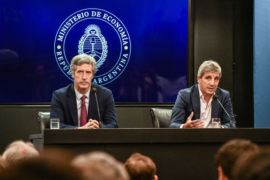 Caputo y Bausili quedaron en el ojo de la tormenta por el envío de oro al exterior.