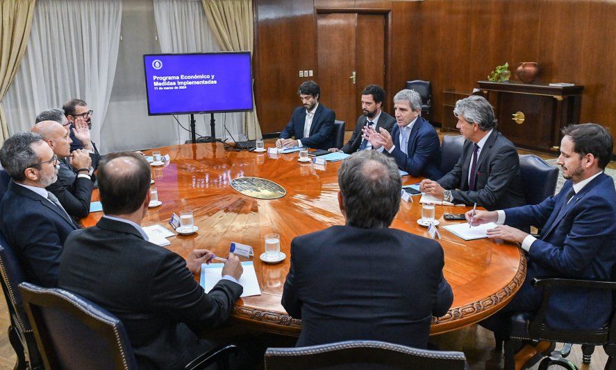 Luis Caputo recibió a representantes de las cadenas de supermercados para analizar la evolución de la inflación.