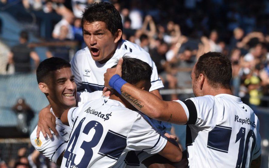 El Pulga Rodríguez festeja con Gimnasia en el Bosque.