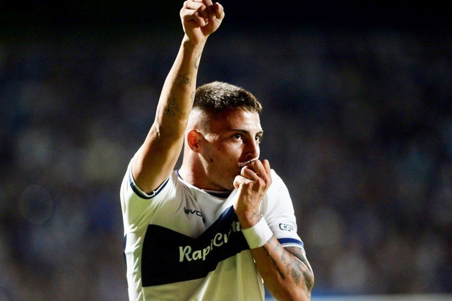 Ivo Mammini festejado un gol con la camiseta de Gimnasia.