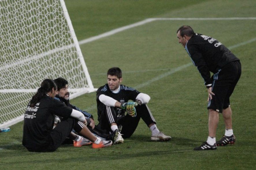 Mariano Andújar junto a Diego Maradona en la Selección Argentina.