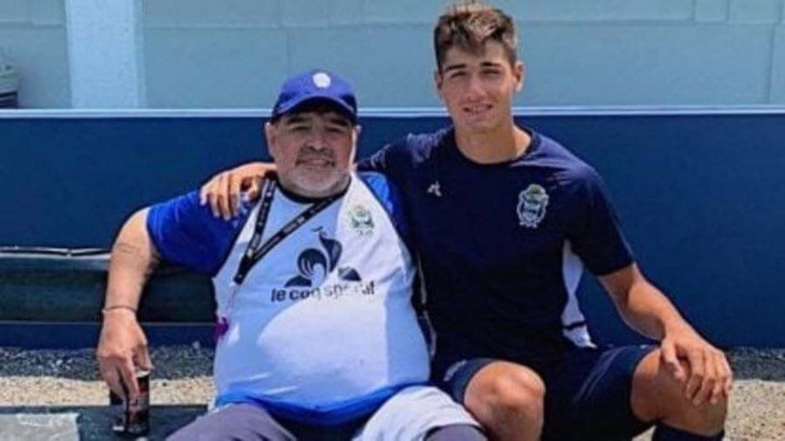 Bautista Barros Schelotto junto a Maradona en Abasto.