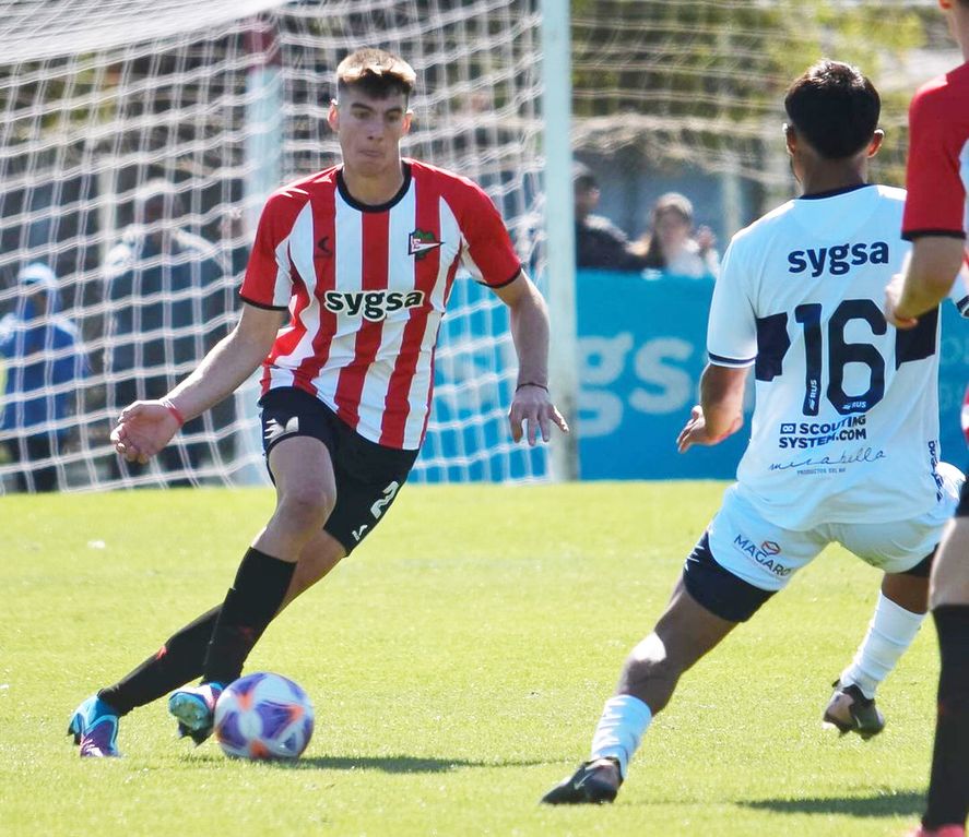 Máximo Desábato, en acción en Estudiantes en un Clásico de Inferiores.