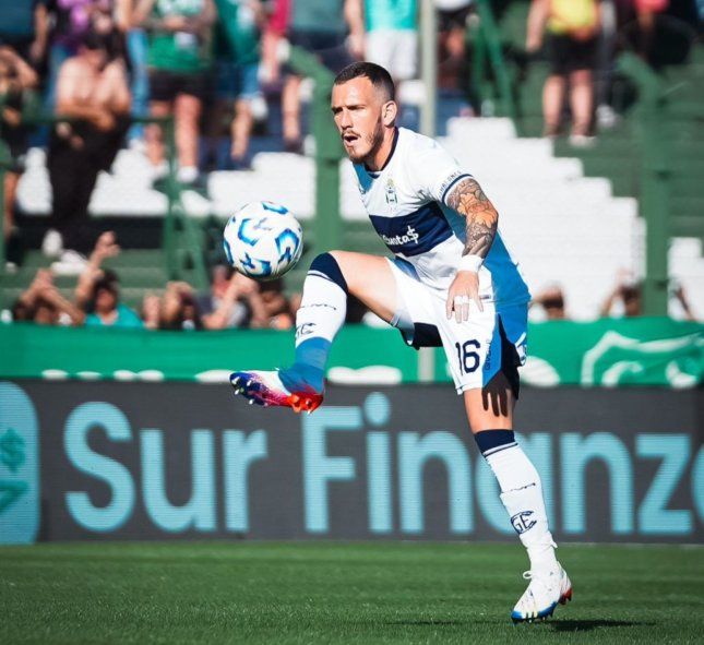 Augusto Max en acción con la camiseta de Gimnasia. (Foto: Prensa Gimnasia) 