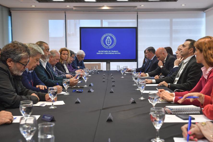 La Secretaría de Trabajo recibió a la CGT e intentó conformar una mesa tripartita para discutir la reforma laboral.