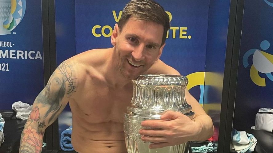 Messi y su tesoro más preciado: la Copa América ganada en Brasil.