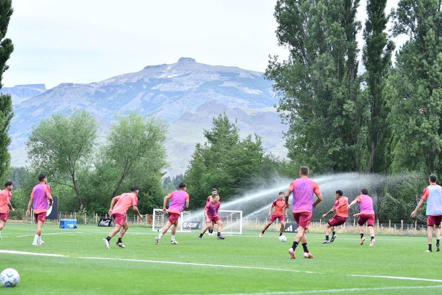 Nacho Fernández (de espaldas, a la derecha), en una de las prácticas de fútbol de River.