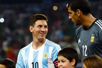 clausula messi: pregunta por la pulga cada seis meses y firmo un contrato solo apto para fanaticos