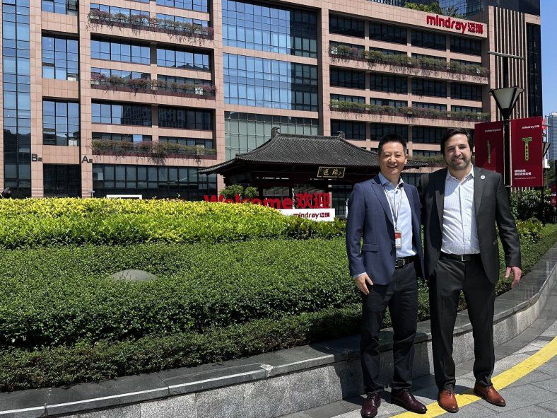 El ministro de Salud bonaerense, Nicolás Kreplak, en las oficinas de Mindray, empresa china de equipamiento sanitario.