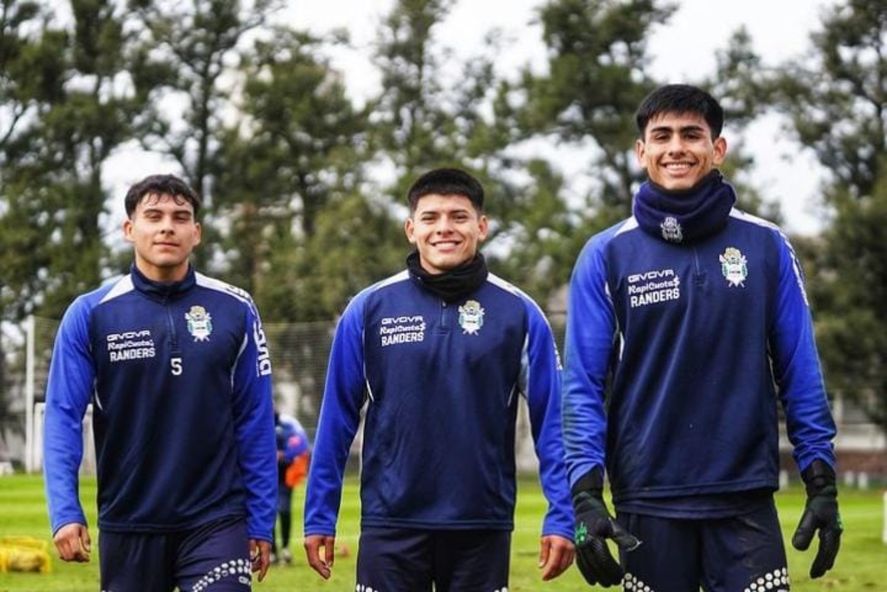 Nicolás Sánchez, Fabricio Corbalán, Luciano Acosta, los juveniles que subieron a la  primera de Gimnasia. (Foto: Eva Pardo)