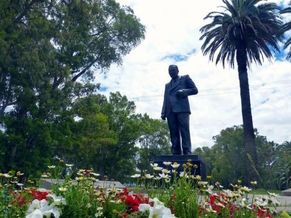 Monumento a Raúl Alfonsín en el Parque de los Libres del Sur, Chascomús.
