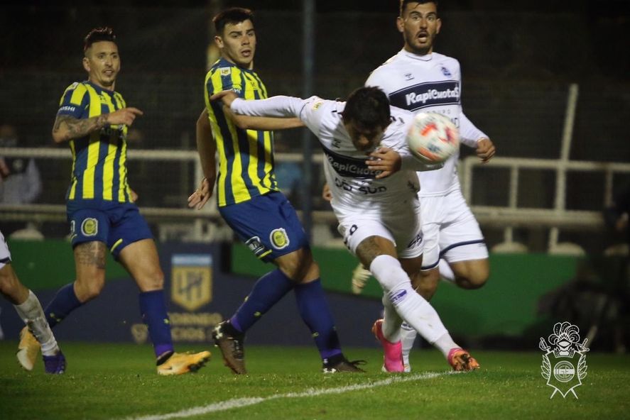 La chance clara que tuvo el Pulga Rodríguez. Romero evitó su primer gol en el Lobo.