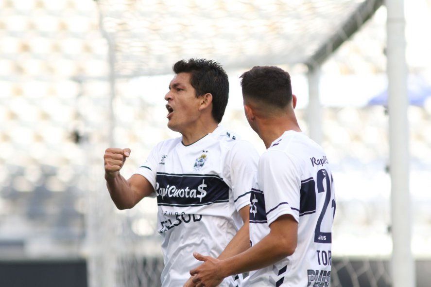 El Pulga Rodríguez, ex Gimnasia, hoy es parte del plantel de Central Córdoba, pero sigue recuperándose luego del accidente que sufrió semanas atrás.