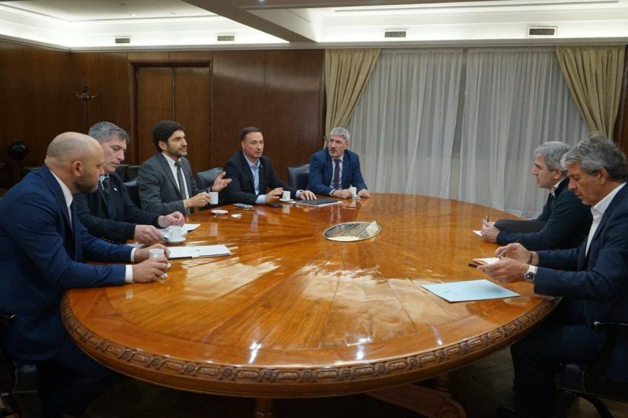 Después de reunirse con Francos, el gobernador Pullaro se sentó con Luis Caputo.