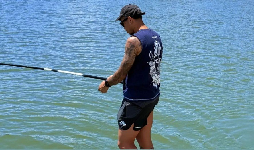 Rodrigo Saravia y su guiño a Gimnasia en sus vacaciones. 