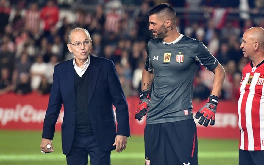 Alejandro Sabella junto a Mariano Andújar en la inauguración de la cancha de Estudiantes.