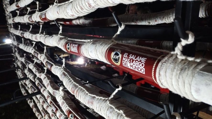 El récord del salame más largo del mundo volvió a ser de Tandil, en el marco de un nuevo festival "Chacinar 2024" que se realizó este fin de semana.