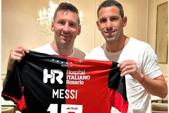 messi recibio un llamado de newell´s y prometio hacer todo para jugar en el club de sus amores