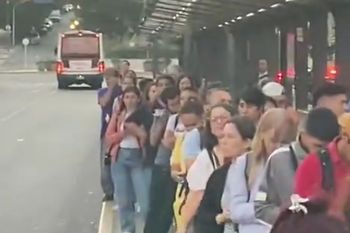 largas filas y calor: la odisea diaria en la linea 195 (costera) entre caba y la plata