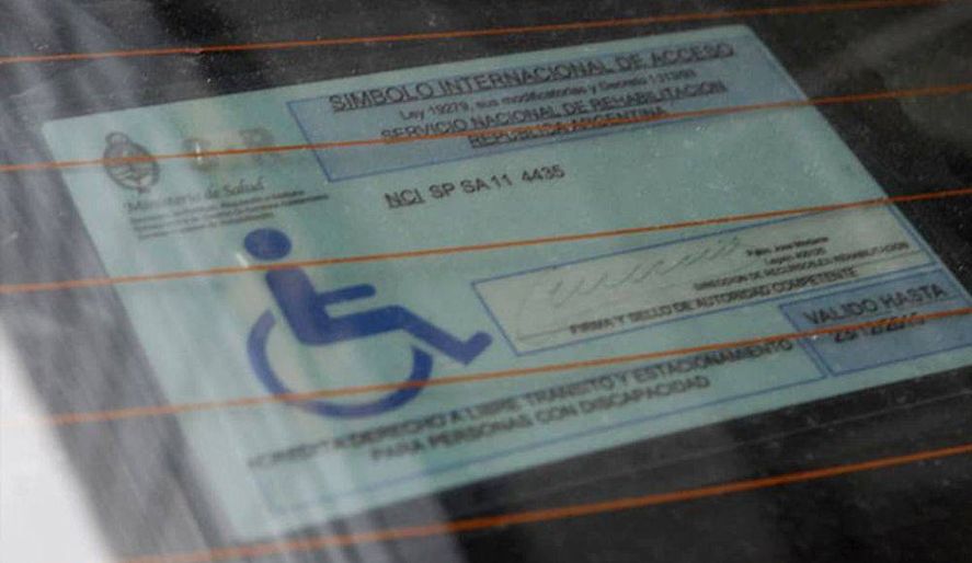 El Símbolo Internacional de Acceso otorga el derecho a transitar y estacionar libremente a las personas con discapacidad.