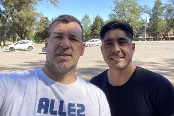 Cristian Tarragona junto a uno de los kinesiólogos de Gimnasia