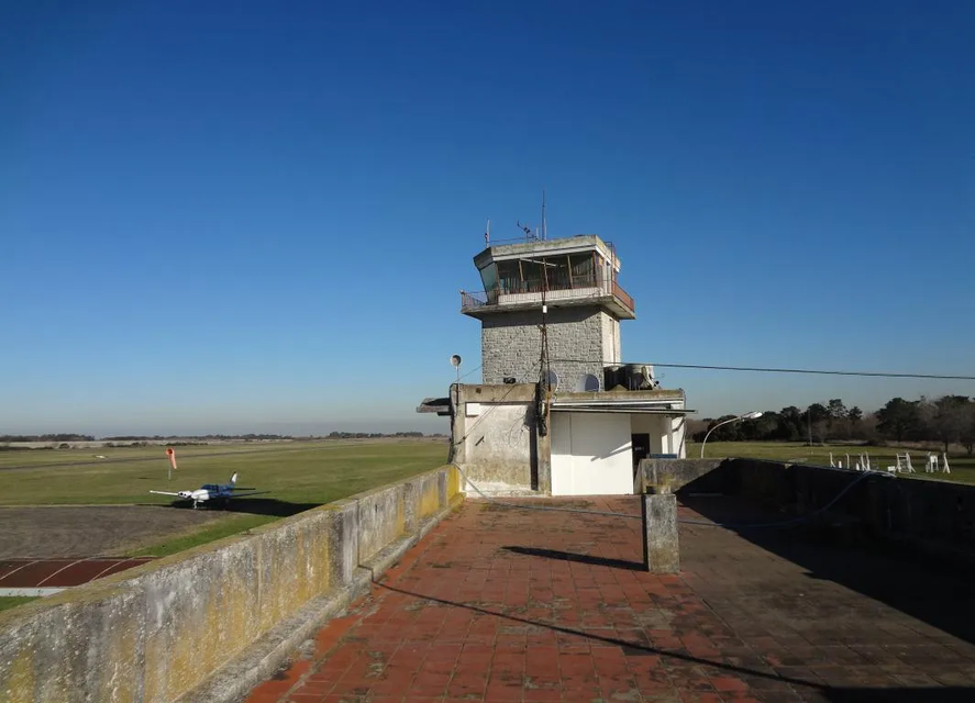 Una pobre vista del aeropuerto de La Plata 