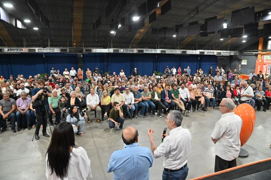 Larroque durante la entrega de escrituras