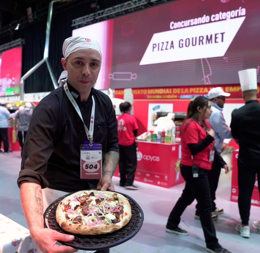 Daniel Gabrielli, propietario de un restaurante de San Miguel se convirtió en el primer Campeón Mundial de la Pizza Argentina. 