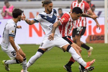 Enzo Pérez en acción en la Final de la Copa de la Liga. Ahora se cruzarán en el Trofeo de Campeones.