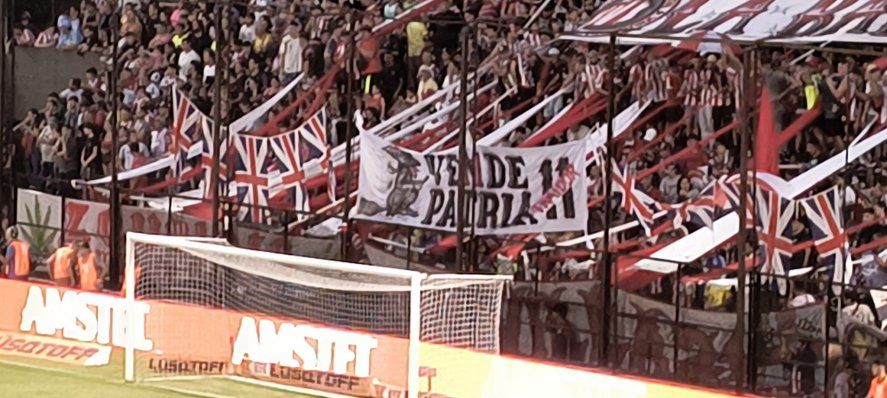 La bandera de Barracas Central contra Juan Sebastián Verón, presidente de Estudiantes
