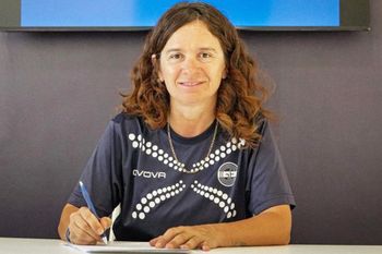 Silvana Villalobos puso la firma y seguirá por un año más en Gimnasia. (Foto: prensa GELP)