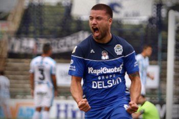 Marcelo Weigandt, en pleno grito de gol de Gimnasia en el Bosque.