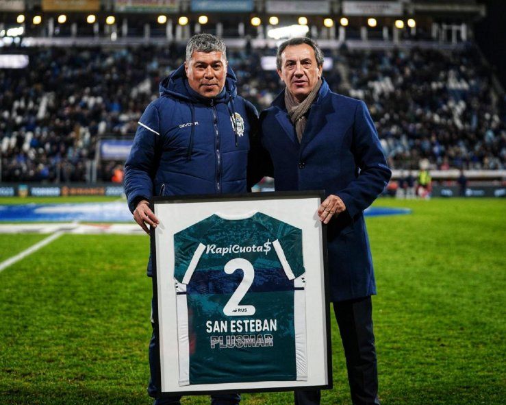 Coco San Esteban junto a Mariano Cowen en el homenaje al ex defensor del Lobo 