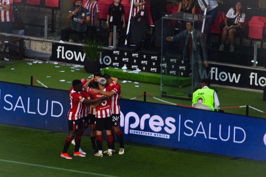 El abrazo de todos al capitán de Estudiantes con el Narigón de testigo. (Foto: Noelia Torres)