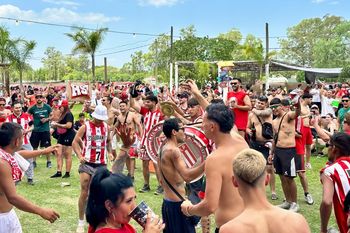 los hinchas de estudiantes copan santiago del estero