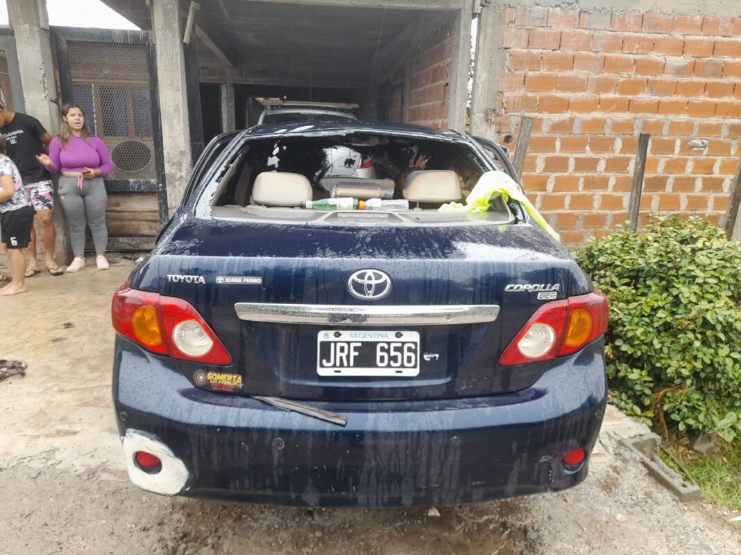 Dentro de este auto el hombre de 34 años se roció con nafta y prendió fuego