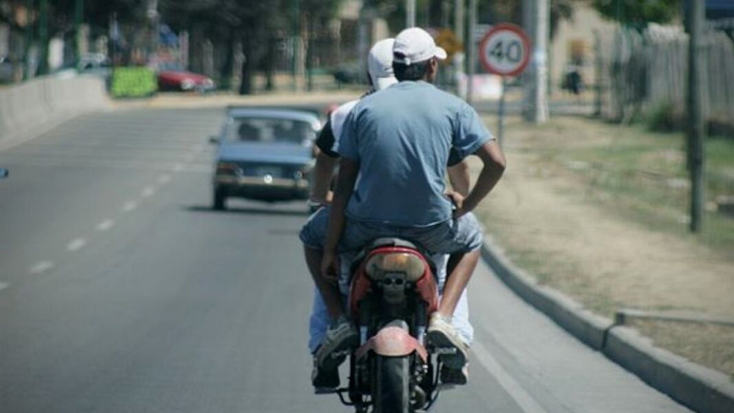 Motochorros atacaron a una vicedirectora escolar y a su esposo en Tolosa