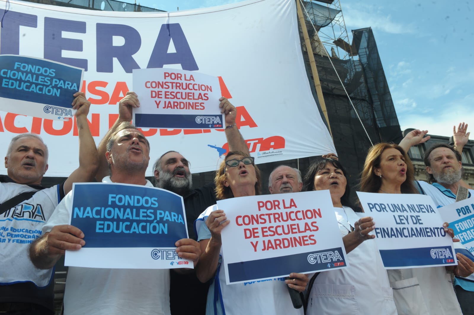 Paro docente: Los gremios hablan de una adhesión del 90% y el Gobierno ...