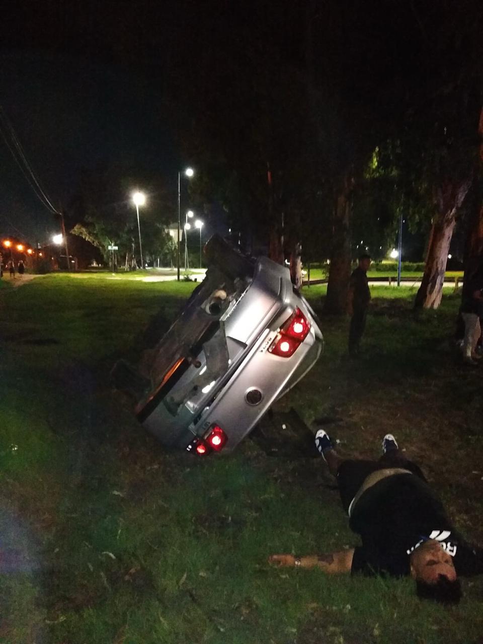 El vuelco en Ensenada dejó dos hombres internados