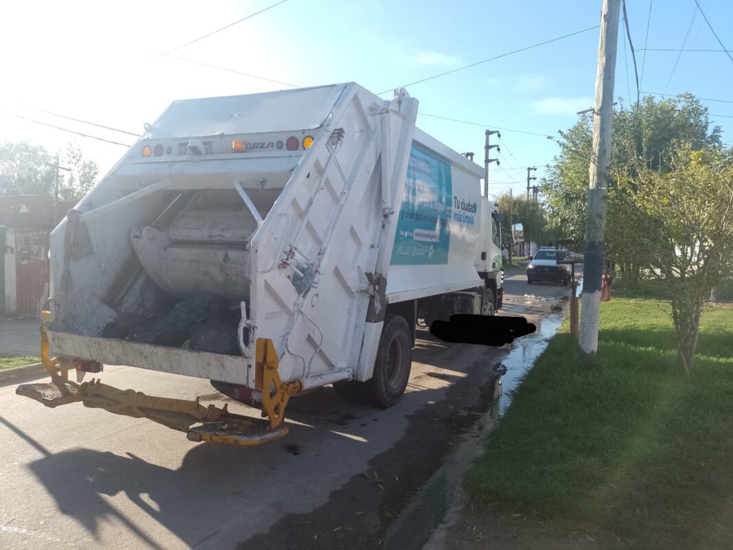 Tragedia en La Plata: un camión recolector de basura aplastó y mató a una barrendera