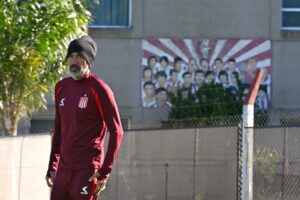 Las horas contadas: ¿Domínguez analiza irse de Estudiantes aun ganándole a Huracán?