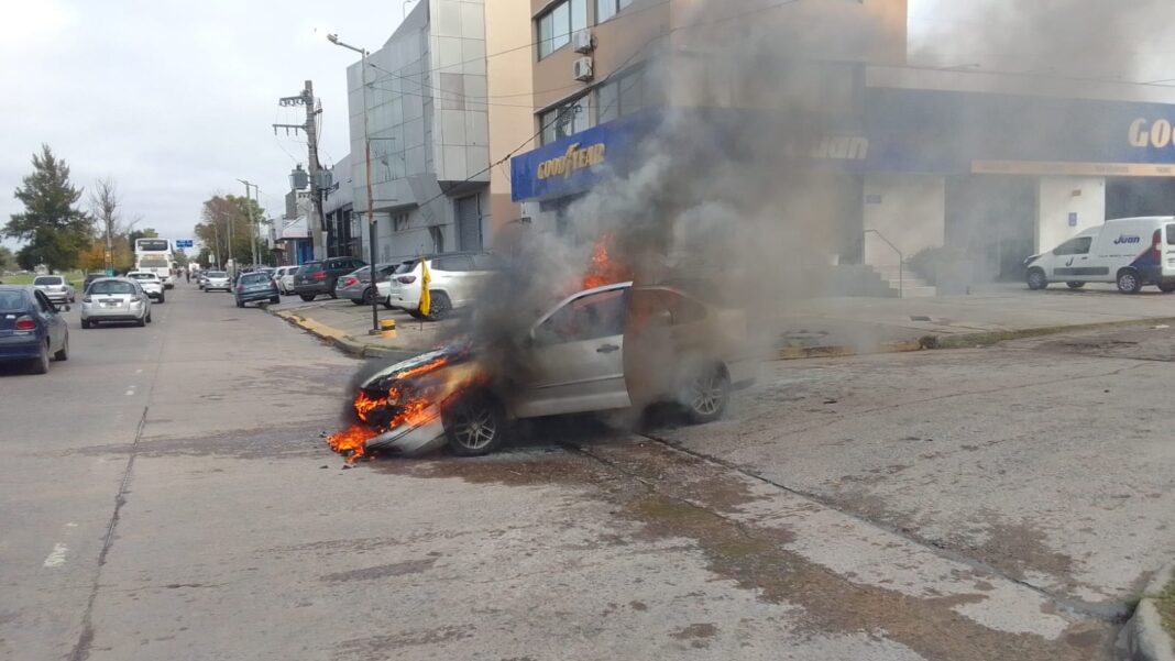 El Volkswagen Polo se incendió en 20 y 532 de La Plata