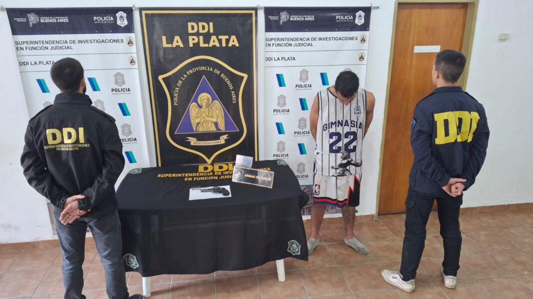 El acusado del crimen fue detenido en Los Hornos, a pesar de su resistencia